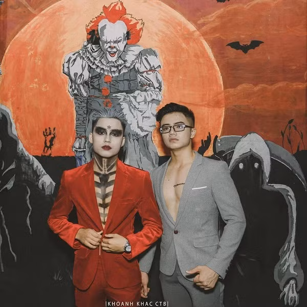 Ngoài người anh nổi tiếng của mình, Việt Hoàng còn chơi cực thân với một cậu bạn học cùng lớp 12 Địa (trường THPT Chuyên Thái Bình) cũng điển trai, học giỏi và đa tài không kém, đó chính là Đặng Thanh Bình.