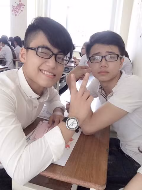 Từ hai cậu bạn thân gầy nhom, Thanh Bình và cậu bạn em trai Sơn Tùng MTP trở nên cơ bắp cuồn cuộn nhờ động lực cùng nhau đi tập gym mỗi ngày.