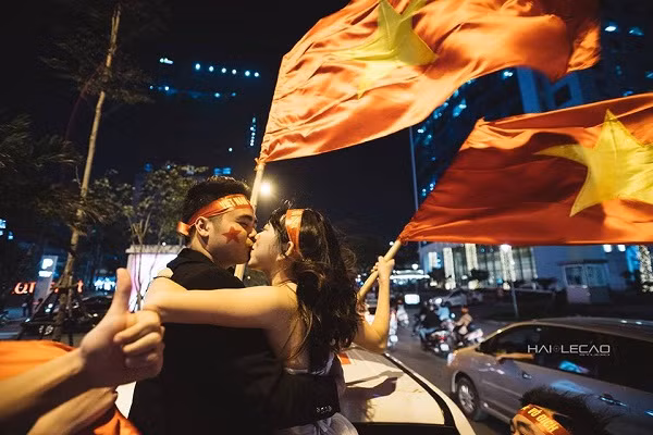 Cặp đôi đang là tâm điểm chú ý không chỉ trên đường phố Hà Nội mà trong cả cộng đồng mạng Việt là cô dâu Dương Bích Đào và chú rể Vũ Quang Tám.