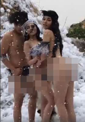 Trong đó, hình ảnh hậu trường của hai người mẫu nữ mặc "hai mảnh lông lá", để lộ nhiều vùng "nhạy cảm" trên cơ thể, tay dắt theo một chú chó nô đùa, uốn éo, tạo dáng giữa tuyết rơi tiếp tục trở thành tâm điểm bàn tán của cư dân mạng.