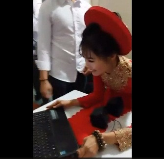 Câu chuyện về đám hỏi "cực độc" này sau khi được đăng tải đã nhanh chóng nhận được sự chú ý từ cộng đồng. Bên cạnh những ý kiến bày tỏ sự ngưỡng mộ trước tình yêu vượt khoảng cách địa lý của cặp đôi Việt, cũng có một số bình luận cho rằng lễ ăn hỏi này làm mất đi giá trị truyền thống và không thiết thực. "Cố đợi về rồi tổ chức thì có làm sao. Cuộc đời ai cũng cưới hỏi một lần thôi, làm thế này mất hết đi giá trị truyền thống", một người dùng Facebook bình luận.