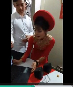 Theo tìm hiểu được biết, lễ ăn hỏi đặc biệt này được tổ chức vào ngày 28/1 vừa qua tại Hải Phòng. Tuy nhiên, do chú rể đang làm việc và học tập ở Nhật Bản chưa thể trở về nên cặp đôi đã quyết định tổ chức đám hỏi qua mạng.