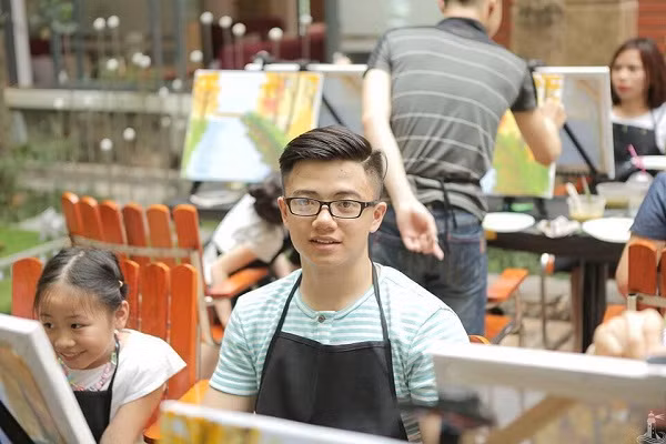 Để nuôi dưỡng niềm đam mê "vẽ vời" từ nhỏ, nam sinh lớp 12 còn đăng ký theo học một lớp dạy vẽ.