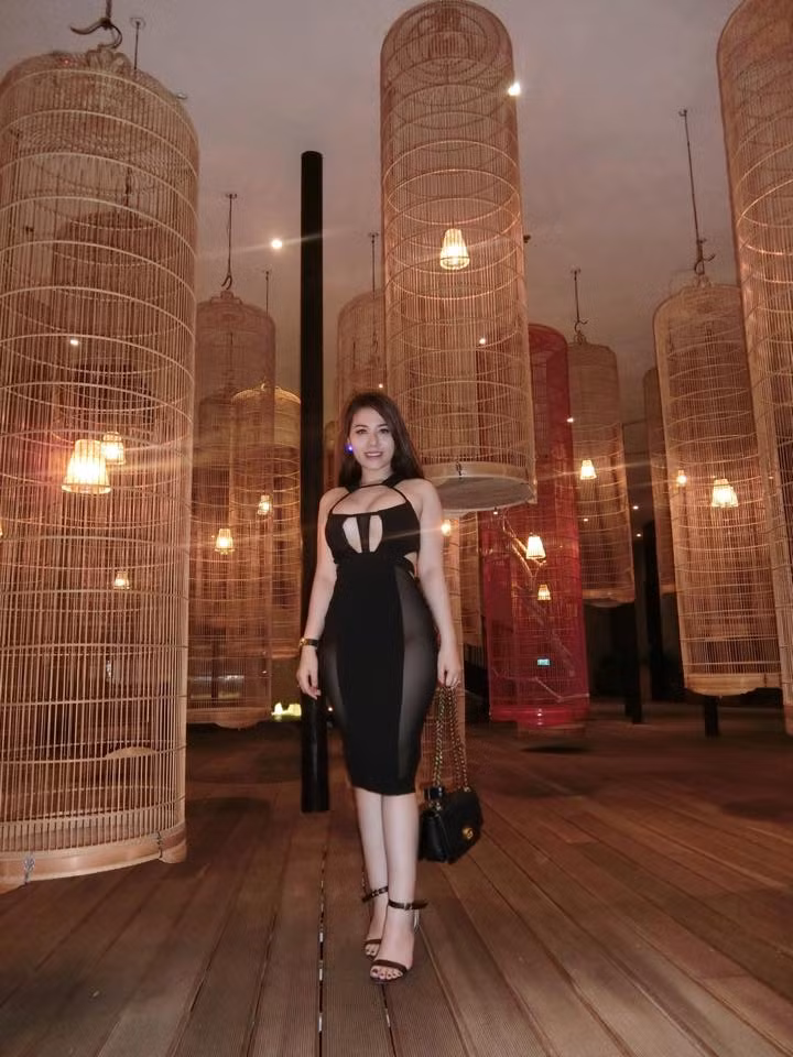 Có lẽ vì vừa là giáo viên lại vừa là ca sĩ nên Thanh Nhàn sở hữu phong cách ăn mặc khá táo bạo, thậm chí là "hở quá đà" ở ngoài đời thường hay khi không đứng lớp. Điều này khiến cô cũng vấp phải không ít tranh cãi, thậm chí là những bình luận khiếm nhã.