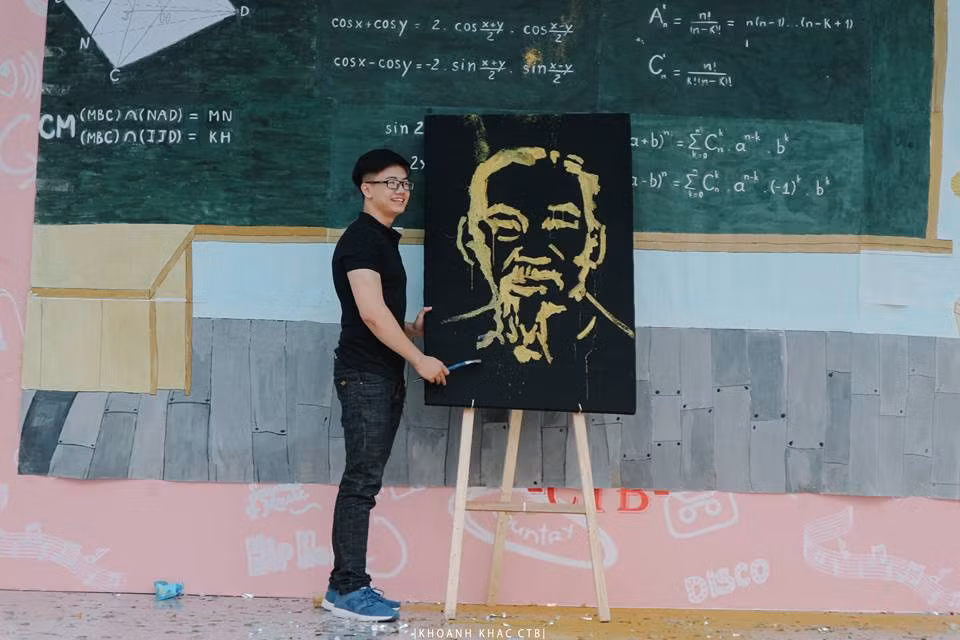 Cậu bạn còn có đầu óc nhanh nhạy khi tìm hướng kinh doanh từ chính năng khiếu vẽ tranh, bằng nhận vẽ chân dung cho bạn bè, dân mạng với giá học sinh 100k/bức.