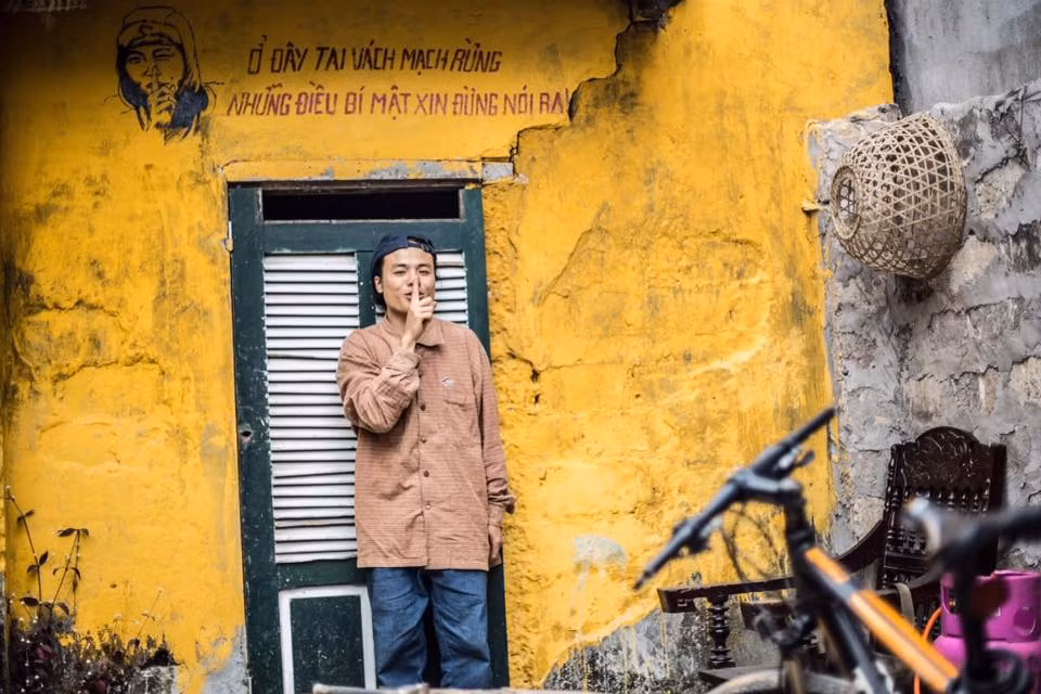 Không chỉ gây ấn tượng với hành trình phượt văn minh và sở thích "đi bụi" một mình, 9X xứ Nghệ còn có sở thích hoài cổ khi thường xuyên nghe đài FM và đặc biệt là có niềm đam mê với đồ cổ hay những đồ dùng cũ kỹ mà người ta bỏ đi.