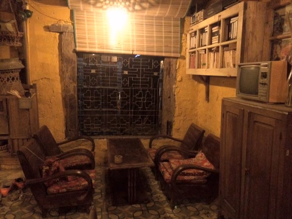 Những bộ bàn ghế chắp vá, nẹp chân, bó tay... được chủ nhân làm sạch và gia cố vững vàng.