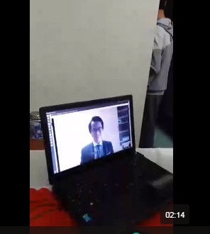 Trong ngày đặc biệt, cô dâu ở quê nhà diện áp cưới đỏ thắm ở quê nhà trước sự chứng kiến của bà con hai họ, còn chú rể ở Nhật cũng diện veston và thông qua webcam từ màn hình máy tính để làm lễ cùng gia đình.