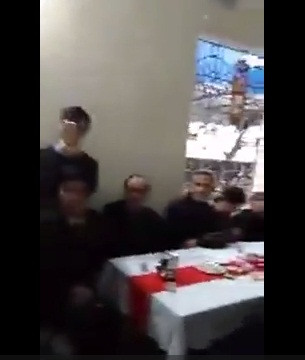 Trước sự chứng kiến của đông đủ các thành viên của hai bên gia đình, chú rể mong mọi người lượng thứ vì lí do bất khả kháng, sắp bảo vệ tốt nghiệp ở Nhật Bản nên chưa kịp trở về. Chú rể cũng hứa sau khi về sẽ cùng cô dâu đi đăng ký kết hôn và diện kiến hai bên gia đình.