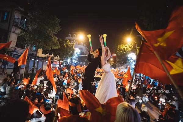 Trận bán kết giữa U23 Việt Nam và U23 Qatar mặc dù đã kết thúc vào tối qua (23/1) với chiến thắng vang dội của các cầu thủ của chúng ta để giành tấm vé vào chung kết U23 châu Á 2018 nhưng người hâm mộ trên cả nước vẫn chưa hết cảm giác lâng lâng sung sướng.