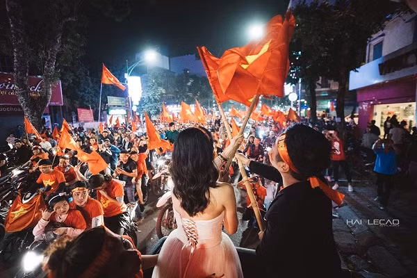 Nhiếp ảnh gia có tiếng Hà thành Hải Lê Cao - tác giả của bộ ảnh cưới này cũng nhận được nhiều phản hồi tích cực khi cho "ra lò" bộ ảnh cưới với ý tưởng "chớp nhoáng" mà "độc".