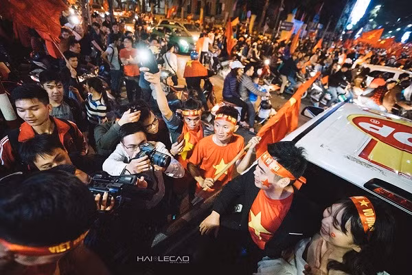 Cặp uyên ương sáng nhất đêm qua thu hút nhiều ống kính máy ảnh.