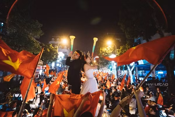 Chia sẻ với báo chí, anh Quang Tám cho biết, bộ ảnh xuất phát từ lời hứa nếu như U23 Việt Nam giành chiến thắng anh sẽ làm một điều bất ngờ.