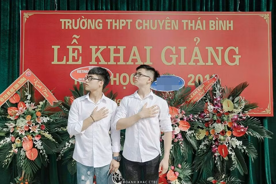 Các fan của chàng ca sĩ quê Thái Bình Sơn Tùng MTP đã không còn quá xa lạ với Việt Hoàng - cậu em trai vừa đẹp trai, học giỏi lại đàn hát hay của thần tượng.