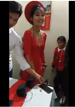 Và tình yêu ấy ngày hôm nay cũng đi được đến cái đích cuối cùng, anh và chị cũng đã về chung một nhà. Một minh chứng yêu xa. Hôm nay lễ hỏi cưới cũng đã được tổ chức Việt Nam-Nhật Bản. Một ngày thật đặc biệt cho một tình yêu đặc biệt. Chúc anh chị luôn luôn hạnh phúc!".