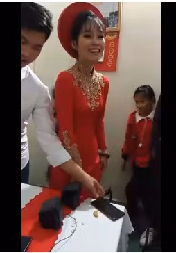 Và tình yêu ấy ngày hôm nay cũng đi được đến cái đích cuối cùng, anh và chị cũng đã về chung một nhà. Một minh chứng yêu xa. Hôm nay lễ hỏi cưới cũng đã được tổ chức Việt Nam-Nhật Bản. Một ngày thật đặc biệt cho một tình yêu đặc biệt. Chúc anh chị luôn luôn hạnh phúc!".