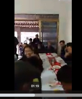 Trước những tâm sự thật lòng của chú rể, quan viên hai họ cũng bày tỏ sự thông cảm và gửi lời chúc hạnh phúc đến đôi trẻ.