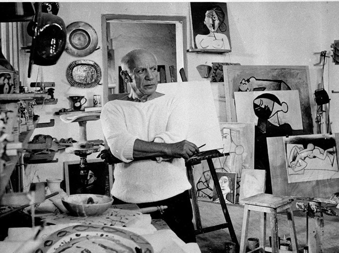  4. Pablo Picasso: Pablo Ruiz Picasso, thường được biết tới với tên Pablo Picasso hay Picasso là một họa sĩ và nhà điêu khắc người Tây Ban Nha. Ông đã kết hôn hai lần, có 5 đứa con, 3 đứa con ngoài giá thú. Ông được biết tới vì thói quen rất dị: Thu thập và cất giữ móng tay, tóc và quần áo cũ của mình vì sợ mất đi bản chất con người.