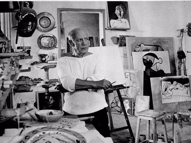  4. Pablo Picasso: Pablo Ruiz Picasso, thường được biết tới với tên Pablo Picasso hay Picasso là một họa sĩ và nhà điêu khắc người Tây Ban Nha. Ông đã kết hôn hai lần, có 5 đứa con, 3 đứa con ngoài giá thú. Ông được biết tới vì thói quen rất dị: Thu thập và cất giữ móng tay, tóc và quần áo cũ của mình vì sợ mất đi bản chất con người.