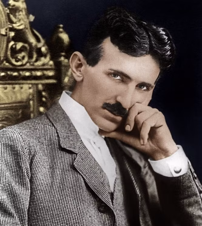  2. Nikola Tesla: Nikola Tesla là người phát hiện ra hiện tượng điện tử học và điện. Tên của ông cũng được đặt tên của đơn vị điện. Tesla luôn tính số lượng thực phẩm ông ăn và hoàn toàn ghét bông tai phụ nữ (đặc biệt là ngọc trai). Ông cũng có tình yêu đặc biệt với con số 3 hoặc mẫu số của 3. Ví dụ, ông khăng khăng đòi ở trong một phòng khách sạn có số có thể chia được cho ba. Ông sợ người khác chạm vào mà theo ông có thể mang theo mầm bệnh, ông luôn rửa tay, và vì điều này, ông thay đổi hàng chục khăn tắm mỗi ngày. Tesla ngủ rất ít: ông dành khoảng 2 tiếng để suy nghĩ và chỉ ngủ khoảng 2 giờ. Có tin đồn rằng Tesla có thể dự đoán tương lai: một lần ông thuyết phục bạn bè của mình không lên tàu hỏa, thật bất ngờ khi tàu khởi hành không được bao lâu thì bị lật và cướp đi mạng sống của rất nhiều người.