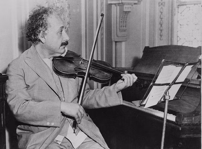  1. Albert Einstein: Từ trước đến nay chúng ta luôn biết giấc ngủ rất tốt cho bộ não và Albert Einstein dường như tuân thủ điều này nghiêm túc hơn người bình thường. Einstein ngủ đến 10 tiếng/ngày nhưng với phương pháp khác giúp kích thích não bộ cực kỳ tốt: chợp mắt. Einstein chẳng bao giờ đi tất. Mà có lẽ, trên thế giới chưa có ai ghét bỏ những đôi tất như Albert Einstein. Khi còn nhỏ, thiên tài Einstein từng viết một bức thư cho người em họ rằng ngón chân cái luôn khiến những đôi tất bị rách, và ông sẽ không bao giờ đi tất nữa. Từ đó về sau, Einstein luôn đi dép, và thậm chí có lần từng đi dép của vợ khi quá gấp gáp không tìm thấy đôi dép của mình.