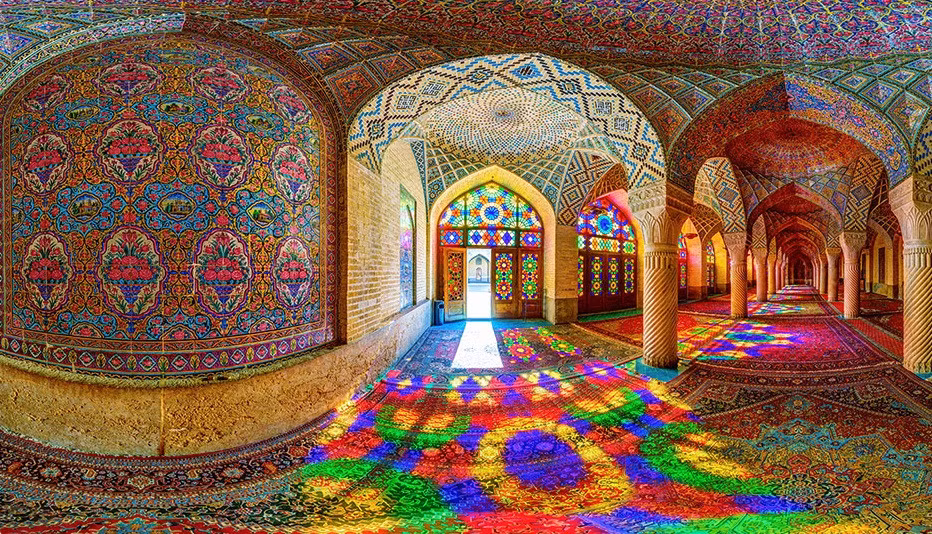 Cửa sổ kính màu trong công trình Hồi giáo tương đối hiếm. Một số công trình khác có thể kể đến là Nhà thờ Hồi giáo màu Xanh ở thành phố Istanbul (Thổ Nhĩ Kỳ) và Nhà thờ Hồi giáo Al Aqsa ở thành phố Jerusalem.