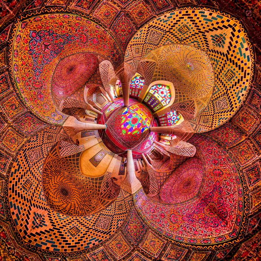 Mỗi buổi sớm, khi ánh nắng đầu tiên xuyên qua ô cửa và chiếu xuống hành lang, cả căn phòng tựa chiếc kính vạn hoa khổng lồ, lung linh đầy màu sắc. Nasir al Mulk là một ngoại lệ thú vị với những ai định kiến rằng những kiến trúc lịch sử thường đơn điệu.