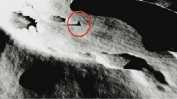  Kim tự tháp trên Mặt trăng: Có rất nhiều hình ảnh của bề mặt của Mặt Trăng gây ra nhiều câu hỏi. Trong bức ảnh này, bạn có thể thấy hình dạng kim tự tháp, mà bạn không thể khẳng định đây là một hình ảnh chỉnh sửa hay một trò đùa nào đó. Hình ảnh này đến giờ vẫn là một câu hỏi bỏ ngỏ.