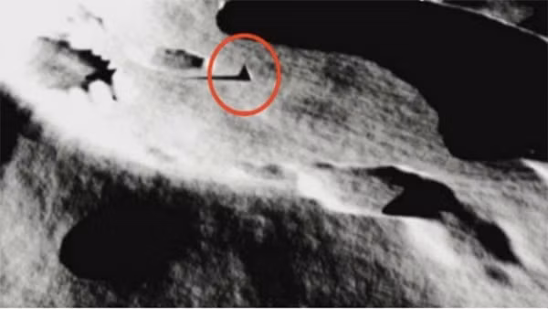  Kim tự tháp trên Mặt trăng: Có rất nhiều hình ảnh của bề mặt của Mặt Trăng gây ra nhiều câu hỏi. Trong bức ảnh này, bạn có thể thấy hình dạng kim tự tháp, mà bạn không thể khẳng định đây là một hình ảnh chỉnh sửa hay một trò đùa nào đó. Hình ảnh này đến giờ vẫn là một câu hỏi bỏ ngỏ.