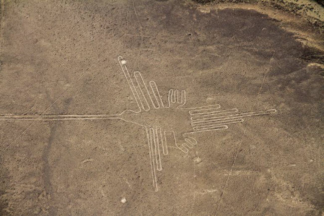Cao nguyên Nazca, Peru: Đây là một trong những địa điểm huyền bí nhất trên thế giới. Những hình vẽ bí ẩn trên cao nguyên Nazca có niên đại từ năm 500 trước công nguyên đến năm 500 sau công nguyên. Các nhà khảo cổ học cho rằng chúng có chức năng về thiên văn học.