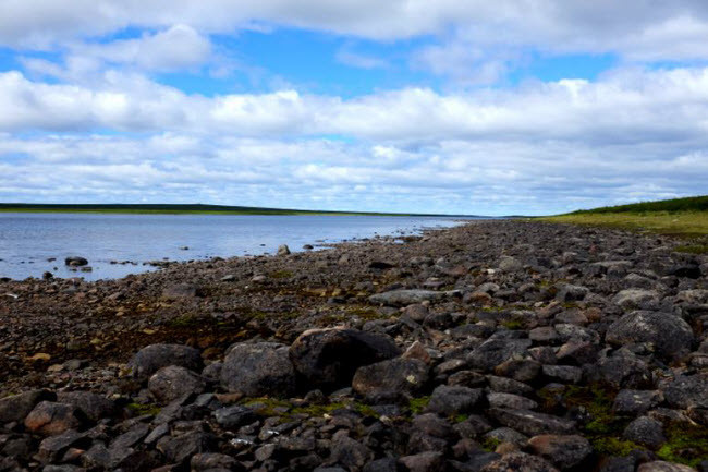Ngôi làng Inuit gần hồ Anjikuni, Canada: Một người đi săn từng đến ngôi làng Anjikuni nhiều lần và gặp gỡ người dân địa phương. Nhưng người này ngỡ ngàng khi phát hiện ngôi làng trở nên hoang vắng hoàn toàn sau một đêm với một số đống lửa vẫn cháy.