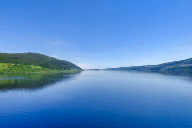 Hồ Loch Ness, Scotland: Đây là hồ nước rộng và sâu nằm ở vùng Cao nguyên của Scotland. Nhiều người cho rằng họ đã tận mắt nhìn thấy quái vật bí ẩn sống dưới hồ, nhưng các nhà khoa học chưa phát hiện điều gì lạ thường tại đây.