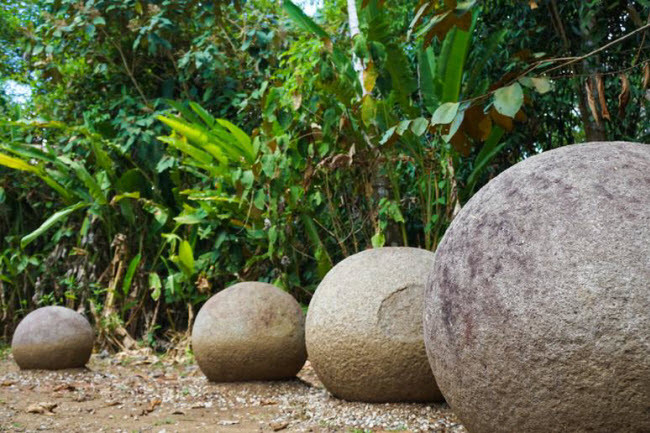 Đá hình cầu, Costa Rica: Những khối đá hình cầu ở Costa Rica vẫn là một trong những bí ẩn khảo cổ học lớn nhất thế giới. Hơn 300 khối đá hình cầu với nhiều kích cỡ được chế tác hoàn hảo, nhưng ai là chủ nhân của chúng vẫn chưa được làm sáng tỏ.