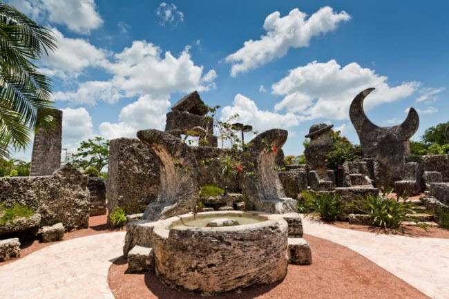 Lâu đài Coral Castle, Homestead, Florida, Mỹ: Địa điểm này vẫn là một bí ẩn chưa có lời giải đáp. Mọi người vẫn không hiểu tại sao một mình người di cư tên Edward Leedskalnin có thể tự xây lâu đài với các tảng đá vôi không lồ. Một số khối đá nặng tới 15 tấn.