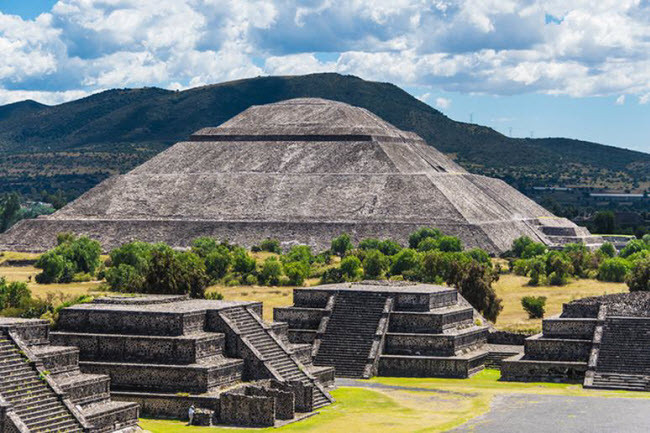 Teotihuacan, Mexico: Thành phố linh thiêng Teotihuacan, có nghĩa là “nơi các bị thần được tạo ra, nằm cách thành phố Mexico City khoảng 45 km. Được xây dựng từ thế thứ 1 đến thế kỷ thứ 7 trước Công nguyên, Teotihuacan nổi tiếng với ngôi đền Quetzalcoatl, kim tự tháp Mặt trời và Mặt trăng. Nhưng ai xây các công trình này vẫn là điều bí ẩn.