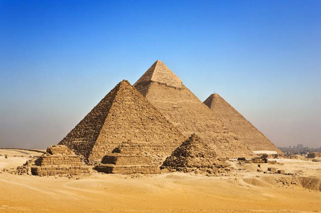 Kim tự tháp Giza, Ai Cập: Một trong những địa điểm du lịch nổi tiếng nhất lịch sử thế giới vẫn ẩn chứa nhiều bí ẩn như các cấu trúc cổ đại được xây dựng như thế nào. Mọi người làm cách nào để di chuyển những khối đá nặng hơn 2 tấn.