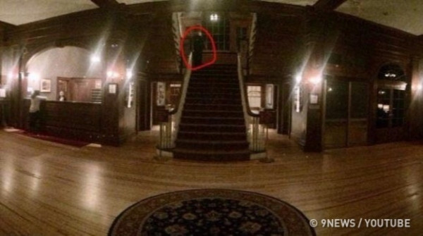  Một bức ảnh của một con ma ở The Stanley Hotel: Bức ảnh này được chụp bởi Henry Yau, Giám đốc Quan hệ công chúng của Bảo tàng Trẻ em ở Houston. Anh ta và vợ anh ta ở lại khách sạn này và quyết định chụp hình bên trong đại sảnh như một bức ảnh lưu niệm. Theo lời kể, khi chụp xong bức ảnh này, anh đột nhiên cảm thấy bồn chồn và lo sợ. Đến khi bức ảnh được rửa ra, anh đã hoảng hốt khi thấy một thứ gì đó kỳ lạ mờ ảo ở cầu thang mà trước đó không một ai nhìn thấy.