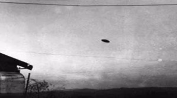  Một bức ảnh UFO nổi tiếng: Đây hẳn là bức ảnh nổi tiếng nhất về UFO trong lịch sử. Cho đến ngày nay, đã có một cuộc tranh luận sôi nổi về việc đó là giả hay bản gốc. Bức ảnh được chụp vào năm 1950 tại Mỹ vào thời điểm đất nước vừa có chương trình phát thanh “Cuộc chiến của thế giới”, gây ra sự hoảng loạn và sợ hãi của người lạ. Bức tranh này để lại nhiều câu hỏi hơn là câu trả lời vì không có giả thuyết được chứng minh hoàn toàn về sự xuất hiện của nó ngay cả ở thời điểm hiện tại.