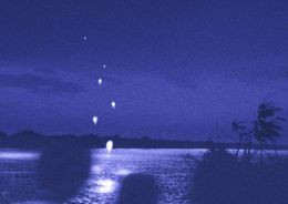  Những quả bóng màu ở sông Mekong Thái Lan: Những quả bóng như những ngọn đèn xuất phát từ dòng sông, chúng bay lên vài trăm mét và biến mất. . Người dân địa phương tự tin rằng đằng sau này là viết tắt của Nag - một người rắn sống trên sông. Và vì hiện tượng này xảy ra hầu như luôn vào tháng 10, người dân địa phương thậm chí còn tổ chức các lễ hội dành riêng cho sự kiện này. Vậy những quả bóng này là gì? Có lẽ các nhà khoa học sẽ sớm tìm ra đáp án.