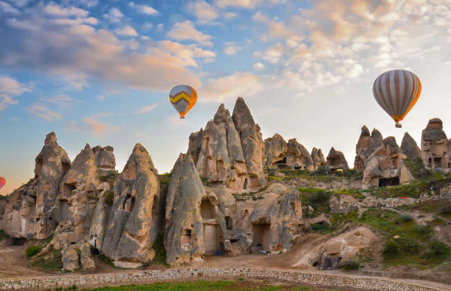 Thung lũng Cappadocia: Nằm ở vùng Anatolia của Thổ Nhĩ Kỳ, thung lũng Cappadocia nổi tiếng với hàng ngàn cột đá chóp nhọn như ống khói trong truyện cổ tích, có người còn gọi khu vực này là "thung lũng nấm". Du khách có thể chiêm ngưỡng khung cảnh ngoạn mục này từ trên khinh khí cầu.