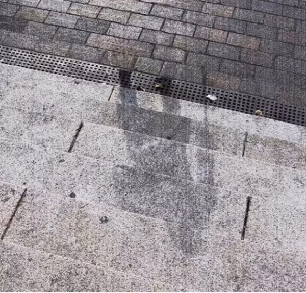 "Bóng tối" của một nạn nhân Hiroshima sau vụ nổ bom hạt nhân.