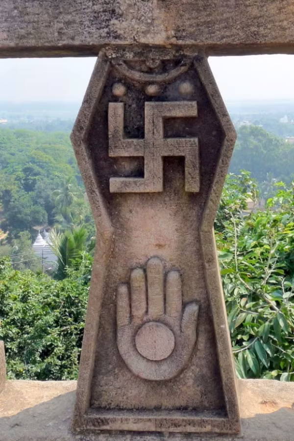 rước khi rơi vào tay Hitler, hình chữ vạn là biểu tượng của sự may mắn trong 3.000 năm.