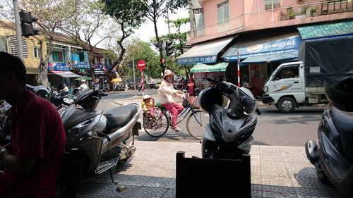 Mình chỉ cảm thấy thương cho đứa bé thôi! Biết là không đủ điều kiện để nuôi con, nhưng người mẹ không nên làm như vậy. Mình đã gặp người này, vừa đi nhặt ve chai và cho đứa nhỏ đi theo. Tay cầm xấp vé số, chân không mang dép đi quanh các quán cafe để bán vé số. Ảnh: Lĩnh là Lĩnh.