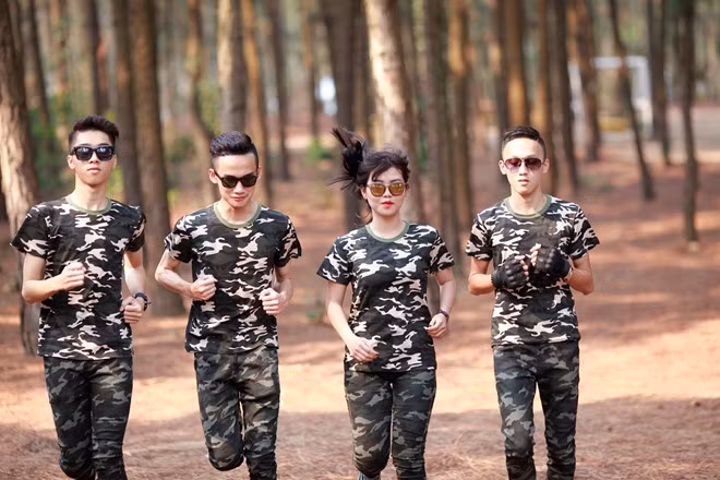 Nguyễn Văn Ngọc chia sẻ: “Mình và hai bạn khác rất vui, do vừa chuyển lớp vẫn được gọi về chụp. Lúc thực hiện, chúng mình không nghĩ bộ ảnh sẽ gây chú ý trên mạng, mà chỉ muốn chụp thế nào cho độc và đẹp để làm kỷ niệm".