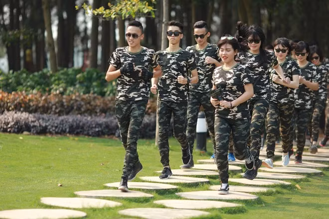 Học sinh trường Lương Thế Vinh (Hà Nội) mới đây gây chú ý khi chụp bộ ảnh kỷ yếu dựa trên bộ phim được yêu thích - Hậu duệ mặt trời. Phong cách quân nhân của đại úy Yoo Shi Jin được các bạn trẻ thể hiện khá chuyên nghiệp.