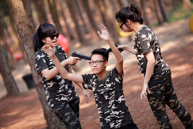 Các bạn trẻ tỏ ra thích thú với những trò chơi, diễn tập theo phong cách quân nhân.