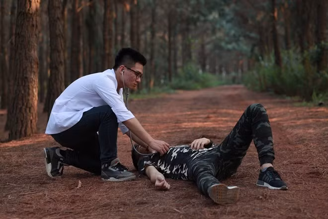 Chia sẻ về kỷ niệm thú vị khi chụp hình, Lê Phương Anh nói: “Từ đầu, chúng mình dự định chụp mọi người cùng mặc lính, nhưng một bạn không may làm mất áo. Cuối cùng, cả lớp nhanh trí 'chữa cháy' bằng cách cho bạn ấy mặc đồ bác sĩ, cũng khá hợp với bộ phim”.