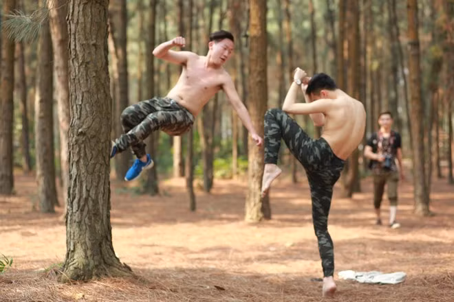 Để ra đúng chất quân nhân, tập thể lớp 12I2 cho biết, họ phải mất khá nhiều thời gian đầu tư cho bộ ảnh cuối cấp.