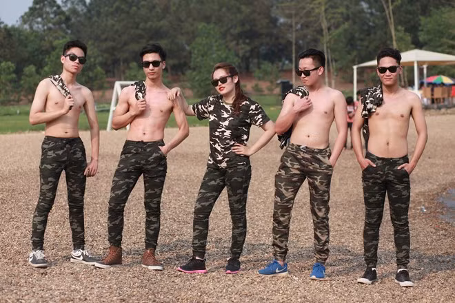 Nguyễn Hoàng (thành viên 12I2) cho hay: "Điều mình thích nhất khi chụp kỷ yếu lần này là cả lớp vừa được mặc đồng phục độc đáo, vừa có dịp đi chơi cùng nhau tại không gian đẹp, thoáng đãng".