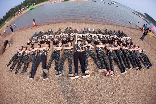 Về ý tưởng thực hiện bộ ảnh, Nguyễn Ngọc Phan Anh - một thành viên lớp 12I2 - chia sẻ: “Chúng mình lên kế hoạch chụp khi phim Hậu duệ mặt trời đang rất hot. Cả lớp lúc biết đều tán thành và mong muốn có thể lưu giữ kỷ niệm tuổi học trò theo cách độc đáo nhất”.